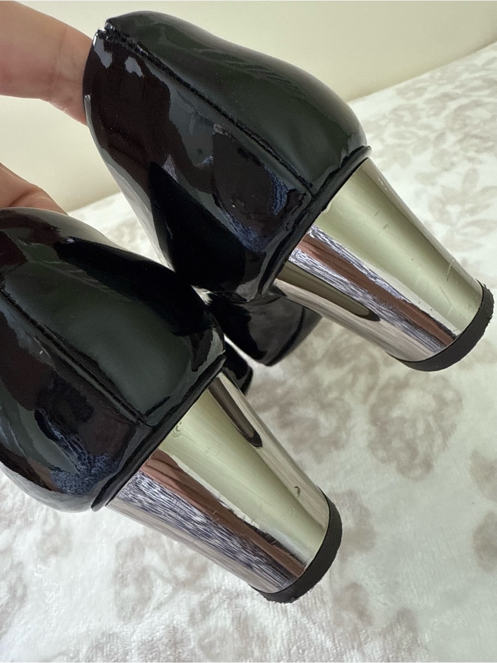 Giuseppe Zanotti Design Patent Leather Pumps with Crystal Embellished Buckle - Picture 7 of 12